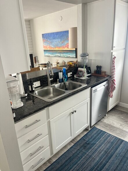 Building Photo - 208 30th St