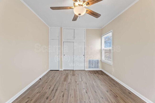 Building Photo - 921 W Midway St