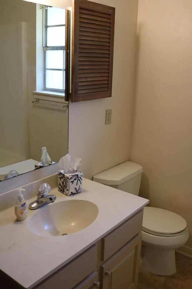 Building Photo - 2 Bedroom 1 Bath Available September 1. Cl...