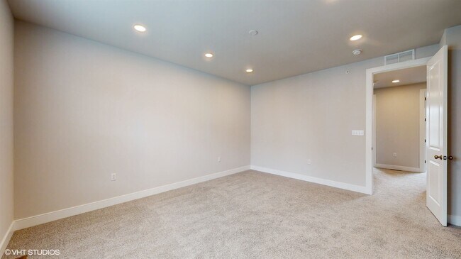 Building Photo - 314 E Lake St