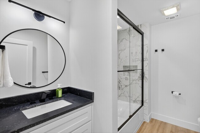 Building Photo - 820 Broken Arrow