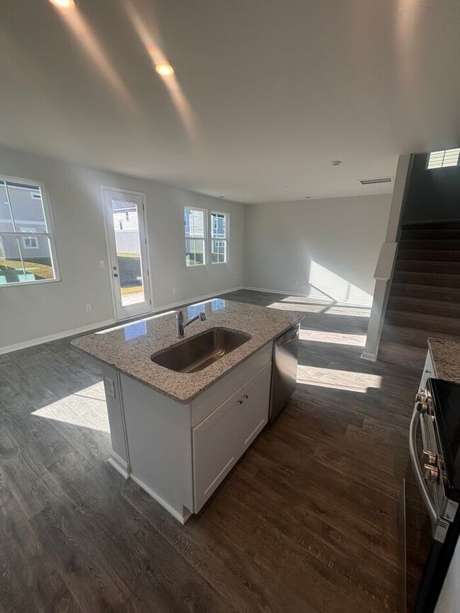 Building Photo - Beautiful 4BR 3 BA Home w/ Loft + Patio + View in Little River