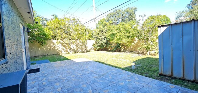 Building Photo - 3684 Pinehurst Dr