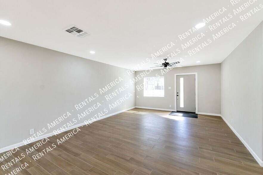 Building Photo - 4733 E 18th St