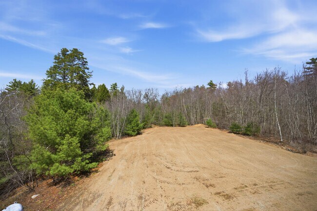 Building Photo - 564 Main St