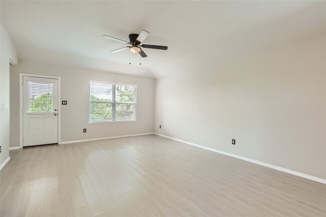 Building Photo - Stunning home available NOW !! Less than 8 miles Randolph Brook AFB