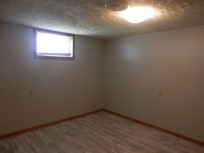 Building Photo - 3 Bed 2 Bath Farmhouse!