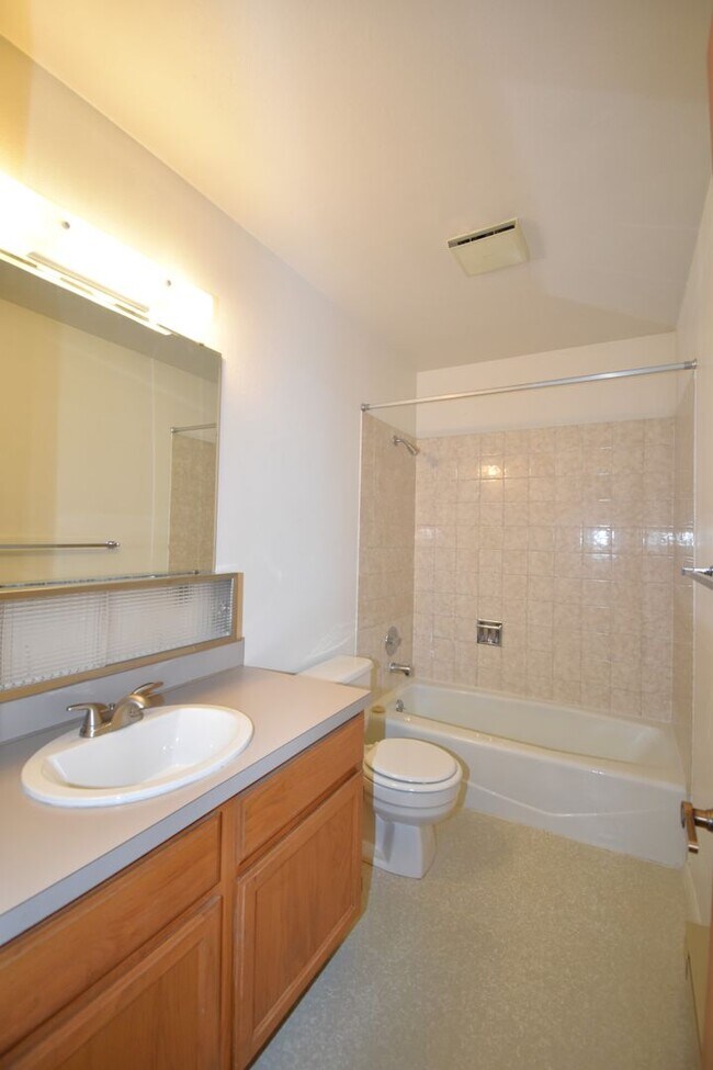 Building Photo - Spacious top floor! Close to downtown!