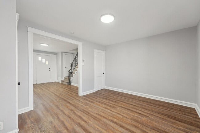 Building Photo - 3 Bedroom, 1.5 bath townhome