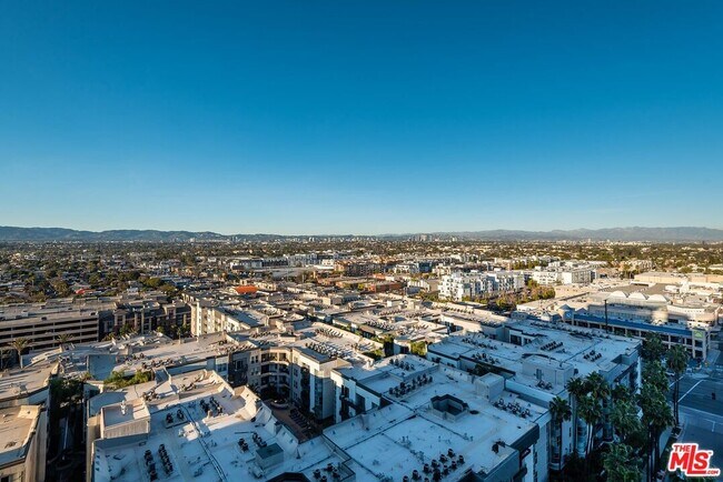 Building Photo - 13650 Marina Pointe Dr