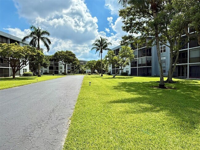 Building Photo - 114 Royal Pk Dr