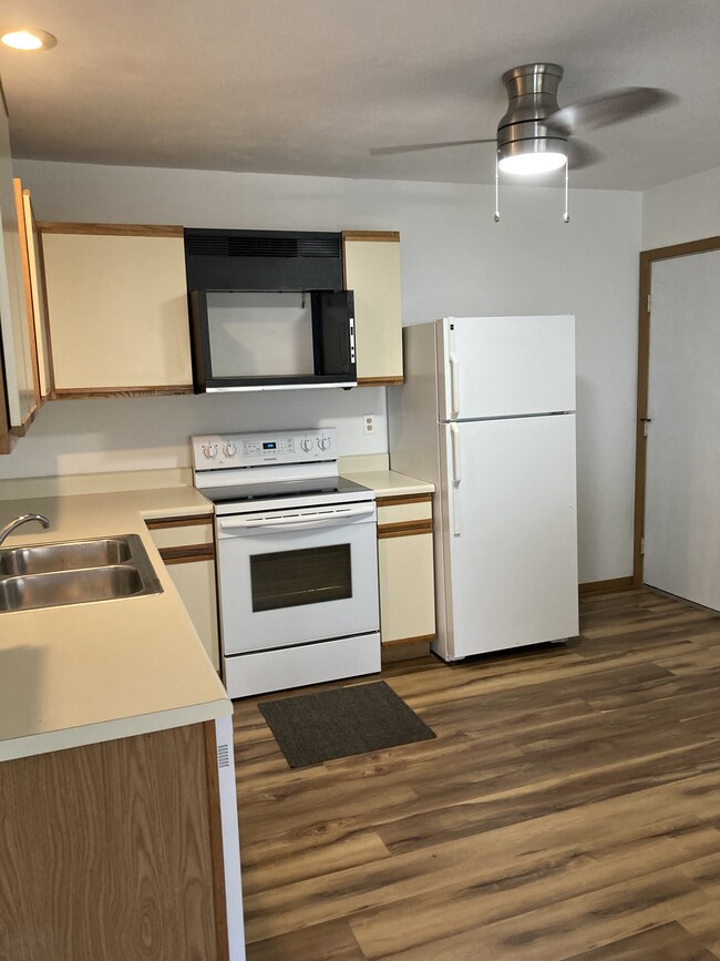 New flooring in Kitchen with nice clean appliances - 5581 Windy Knoll Dr