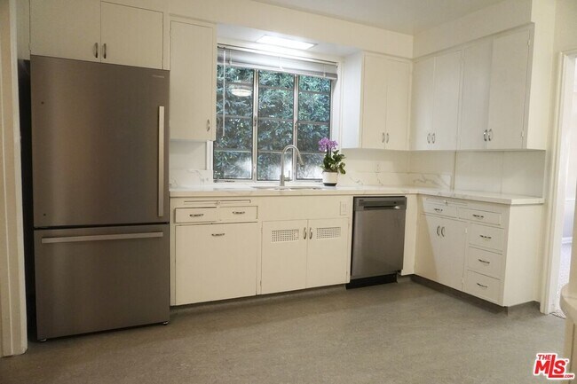 Building Photo - 951 Masselin Ave