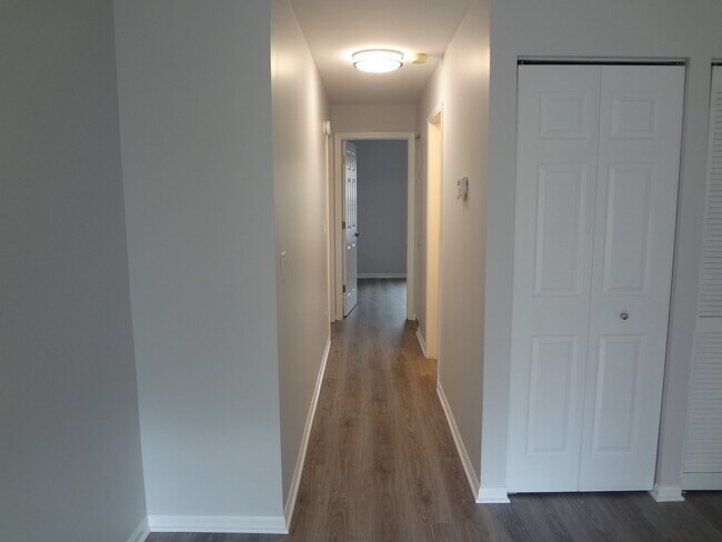 Building Photo - 220 Brett Cir