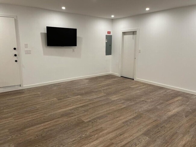 Building Photo - 7360 San Sebastian Dr