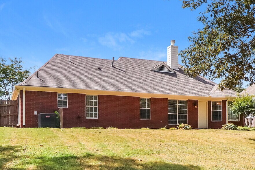 Building Photo - 170 Oaksedge Dr