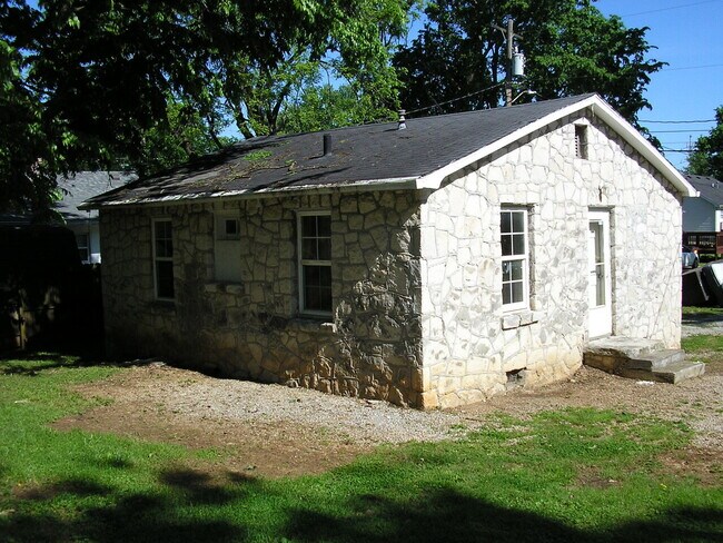 Building Photo - 910 Avery Ct