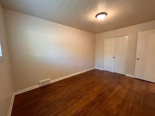 Building Photo - $0 DEPOSIT OPTION. CHARMING 2BED/1BATH DUPLEX NEAR SLOAN LAKE!!