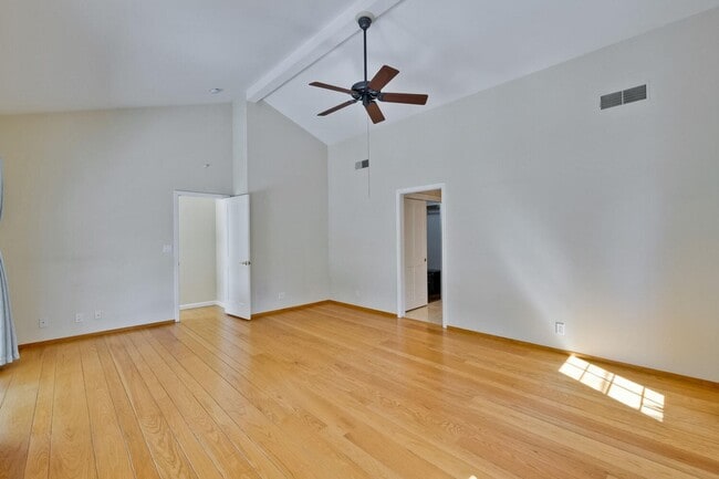 Building Photo - Beautiful 4 bedroom, 3 bath in desirable C...