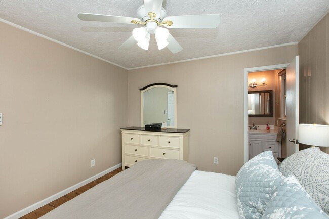 Building Photo - 3BR/2BA Home with Detached Garage – Fletch...