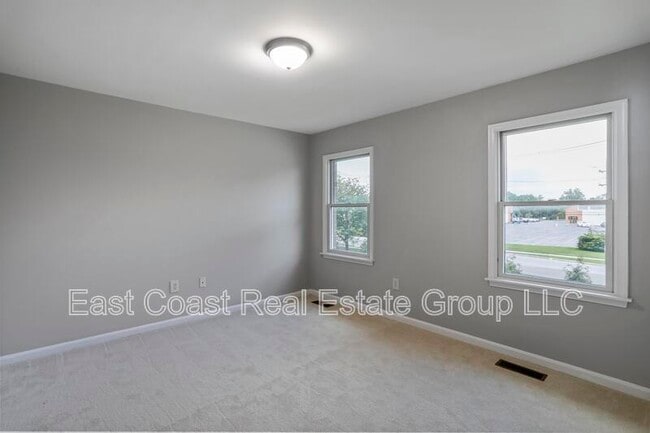 Building Photo - 303 E Ridge Dr