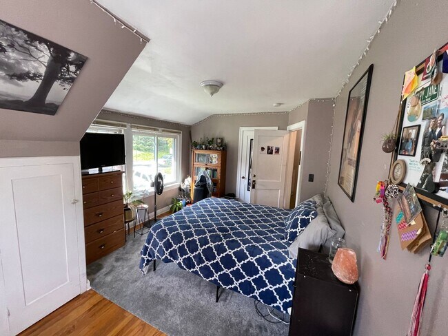 Building Photo - Duluth MN - 6 Bed - 3 Bath - Single Family...