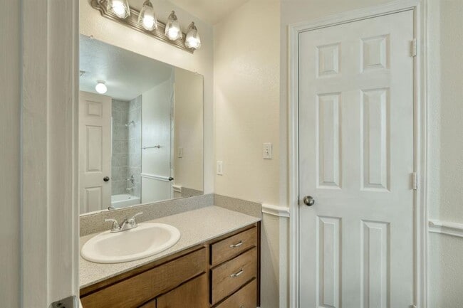 Building Photo - 2215 Dry Creek Dr