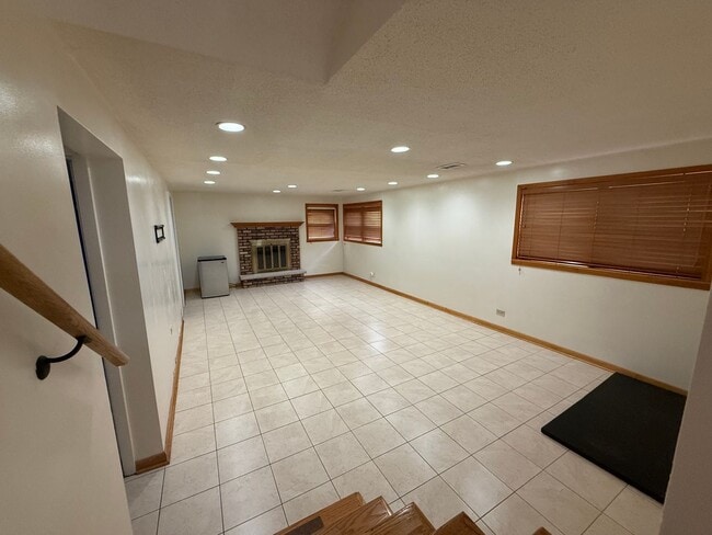 Building Photo - 3bed/2bath Home Fenced Yard Deck 2 Car Garage