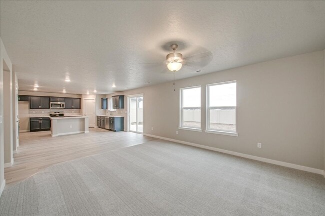 Building Photo - 2 Story Nampa Home!