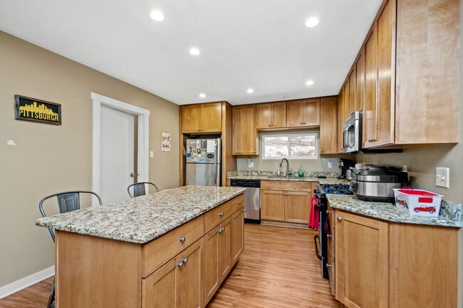 Building Photo - 131 Ulysses St