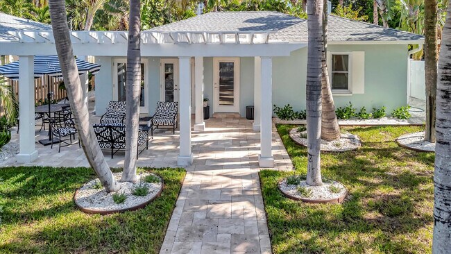 Building Photo - 3002 Pass a Grille Way