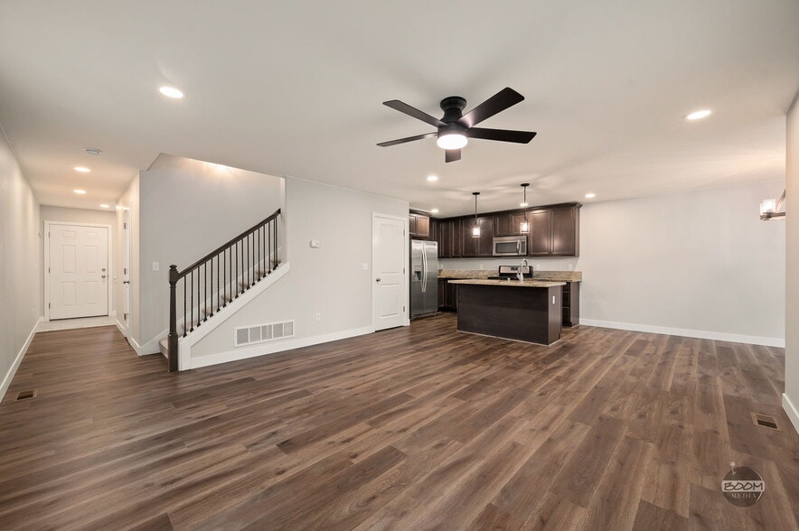 Building Photo - 1501 N Sunny Hill Cir