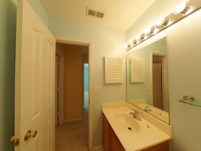 Building Photo - 3 Bedrooms, 2.5 Bathrooms Townhouse Rental in the Gables of York County