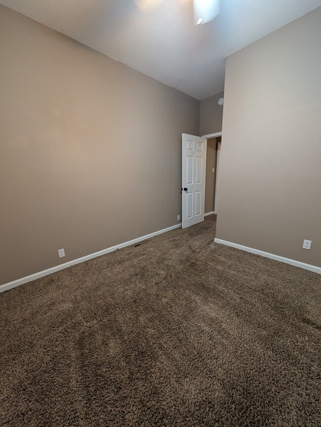 Building Photo - 516 NE Twiss Ave