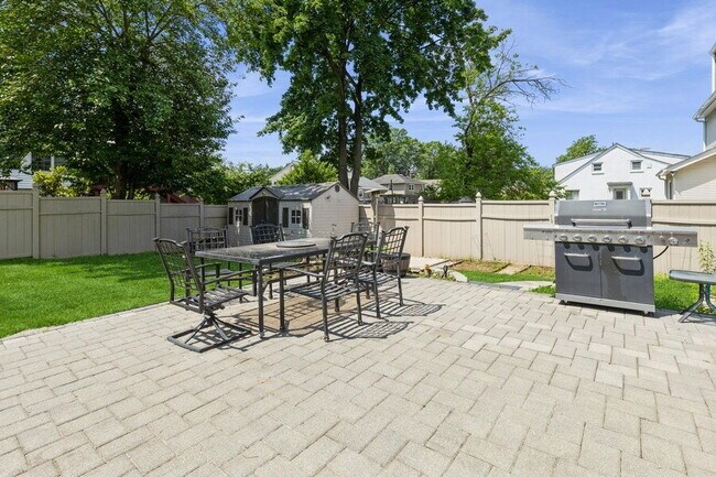 Building Photo - Bergenfield NJ Split Level Spacious Single Family home