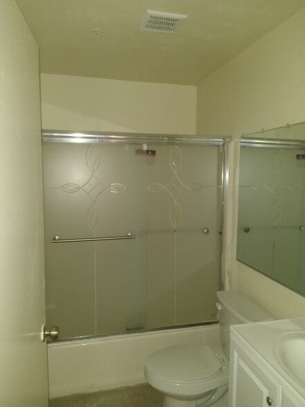 Building Photo - 430 N Chester Ave