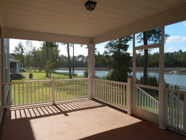 Building Photo - Spacious 6 bedroom, 4 bathroom home!