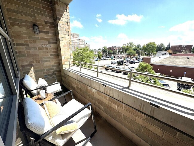 Building Photo - 10 S Dunton Ave