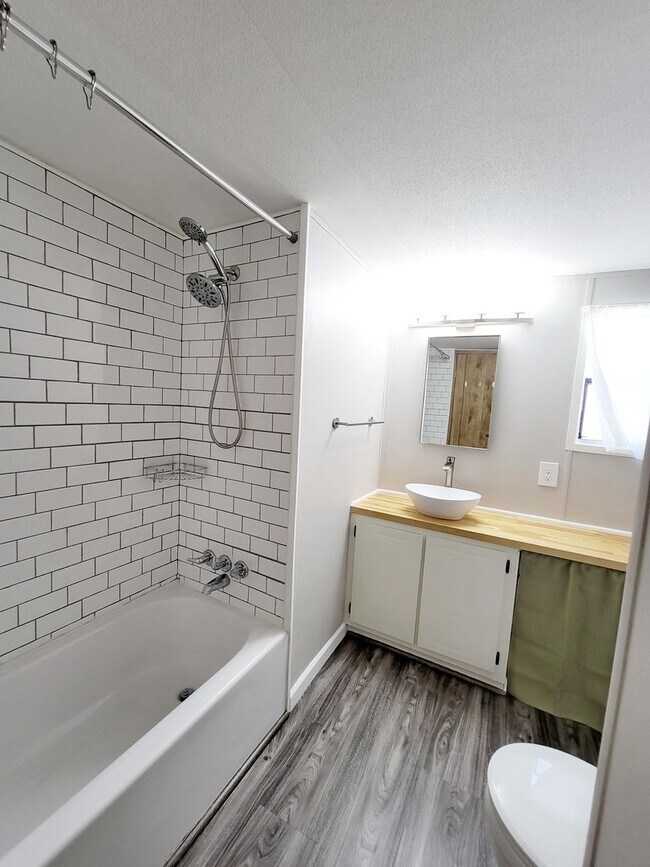Building Photo - 3 Bedroom 2 Bath in Munds Park with AC!