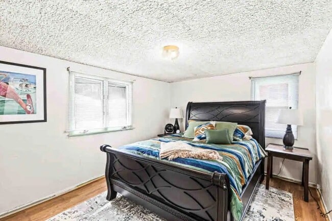 Queen Bed - 7590 Barrs Lake Rd