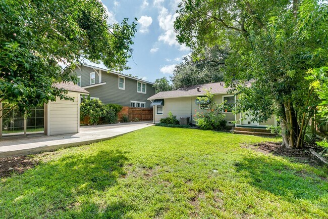 Building Photo - Charming Home in Alamo Heights ISD with Bo...