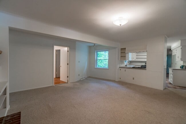Building Photo - Adorable 3BR home on 1.65 Acre Park-Like S...