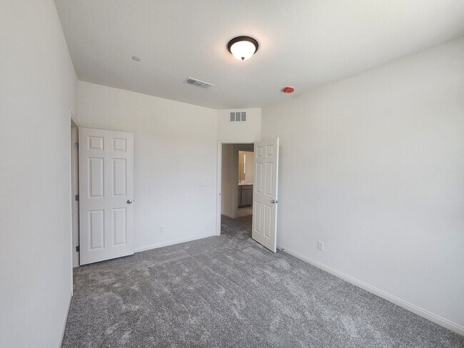 Building Photo - WOW Four Bedroom in North Summerlin!