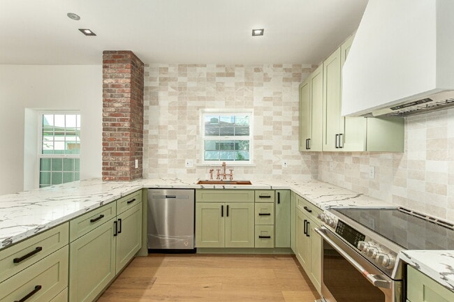 Building Photo - Gorgeous 2-Bed, 2-Bath duplex in the Garfi...