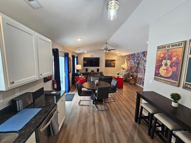 Building Photo - 814 Pierson Rd