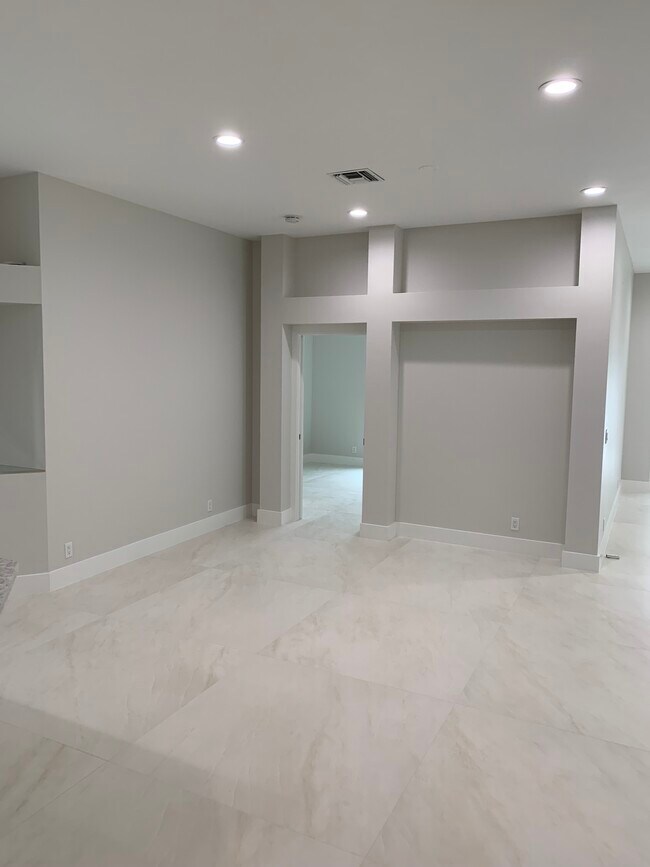 Building Photo - 4972 SE Mariner Village Ln