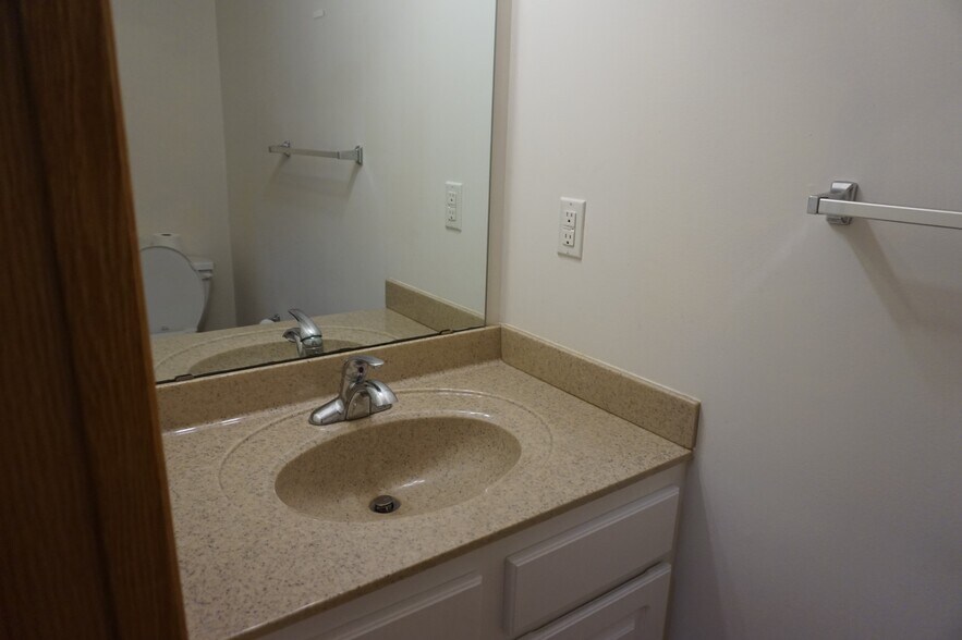 Building Photo - 612 Willoughby Way W