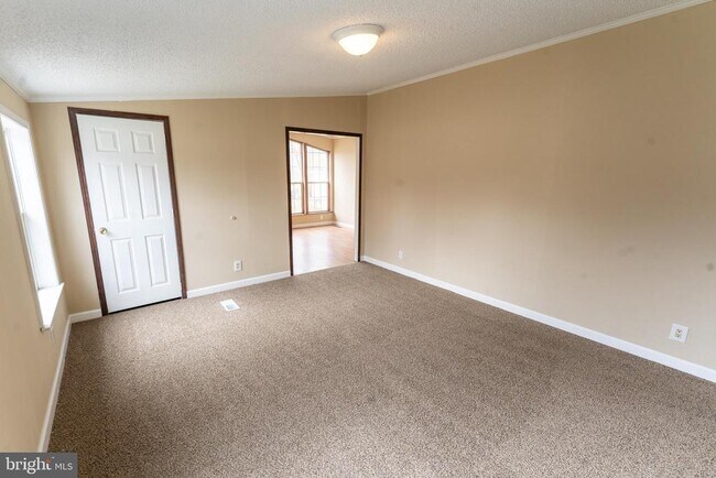 Building Photo - 1205 W 6th St