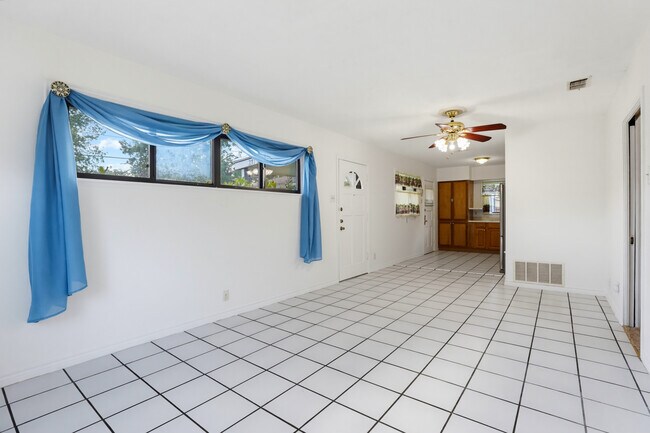 Building Photo - 271 Wayside Dr