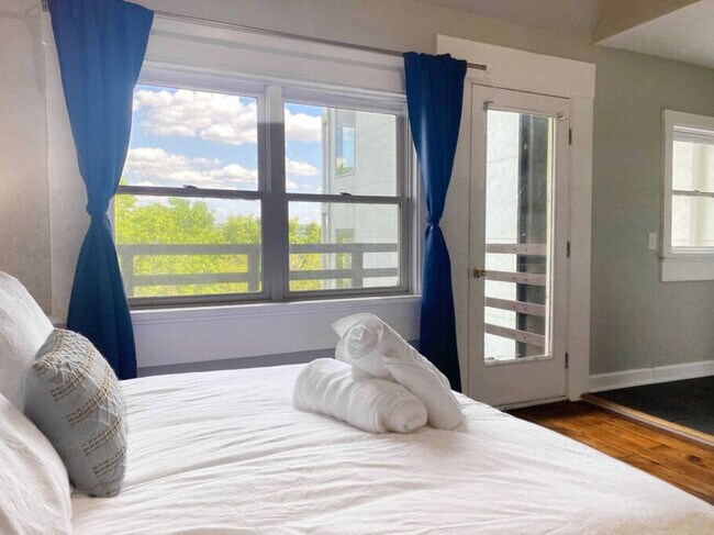 Building Photo - 1245 Martin Dr